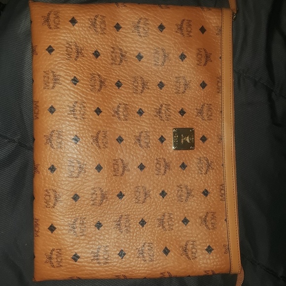 🔴SOLD🔴 MCM Heritage Large Clutch - Picture 2 of 5